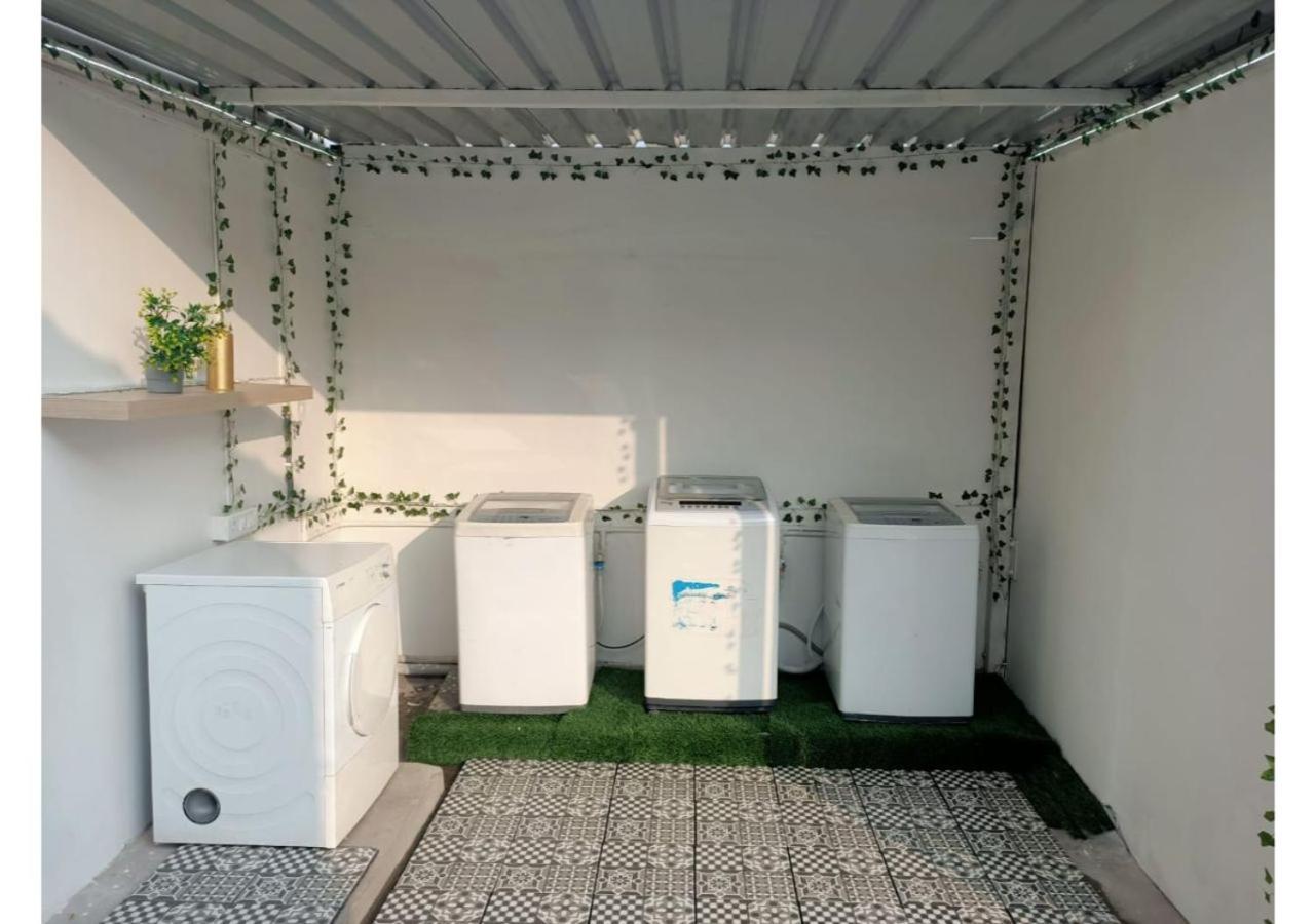 גורגאון Bluo 1Bhk - Dlf Cybercity, Balcony, Lift, Parking מראה חיצוני תמונה