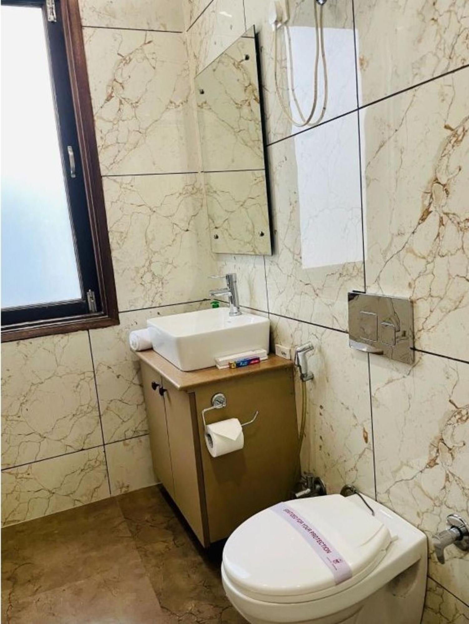 גורגאון Bluo 1Bhk - Dlf Cybercity, Balcony, Lift, Parking מראה חיצוני תמונה