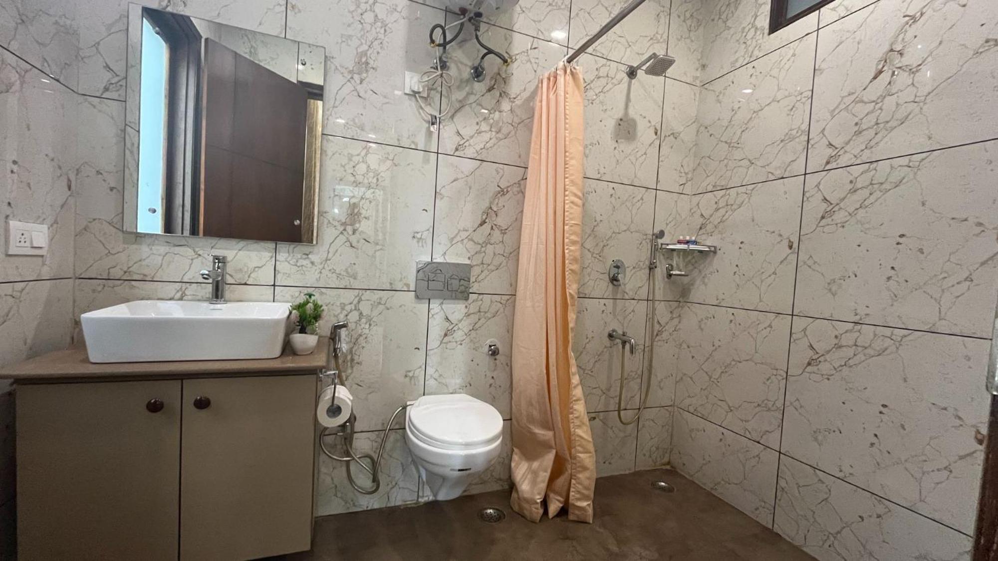 גורגאון Bluo 1Bhk - Dlf Cybercity, Balcony, Lift, Parking מראה חיצוני תמונה